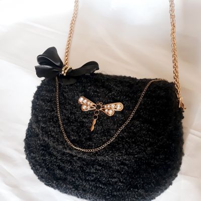 شنطة مطرزة بخيوط شتوية 