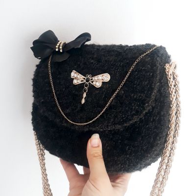 شنطة مطرزة بخيوط شتوية 