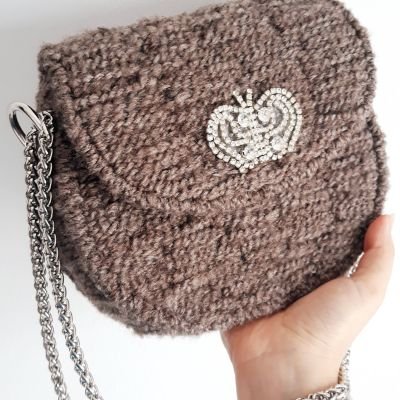 شنطة مطرزة بخيوط شتوية 