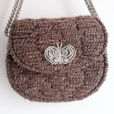 شنطة مطرزة بخيوط شتوية 