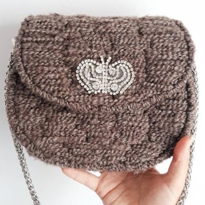 شنطة مطرزة بخيوط شتوية 