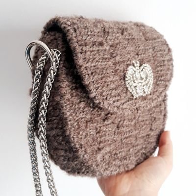 شنطة مطرزة بخيوط شتوية 