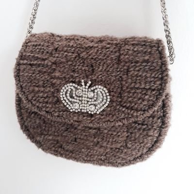 شنطة مطرزة بخيوط شتوية 