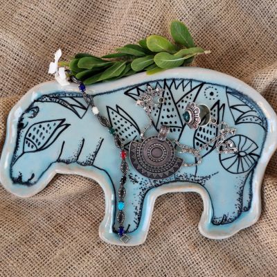 طبق خزفى على شكل فرس النهر