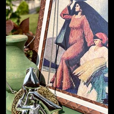 دَلّية مستوحاة من لوحات الفنان التشكيلي المصري حسين بيكار، بمزيج راقٍ بين الفضة والذهبي يعبّر عن توازن الفن والجمال 