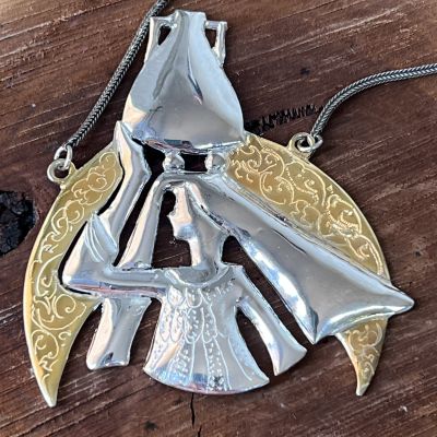 دَلّية مستوحاة من لوحات الفنان التشكيلي المصري حسين بيكار، بمزيج راقٍ بين الفضة والذهبي يعبّر عن توازن الفن والجمال 