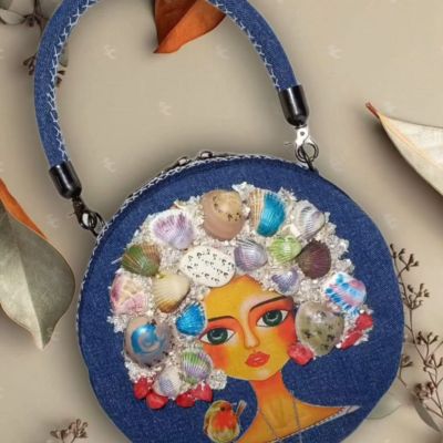 حقيبة من قماش الجينز مزينة بأصداف بحرية طبيعية