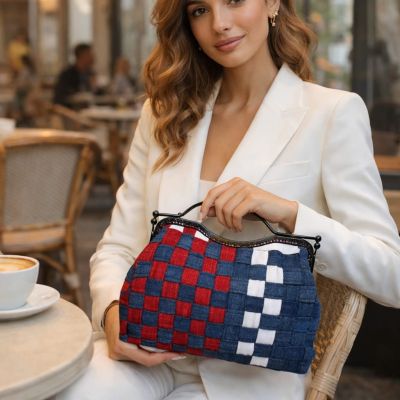 حقيبة كلاسيكية من قماش الجينز مزينة بشرائط من اللون الأزرق والأبيض والأحمر، مع إطار معدني.