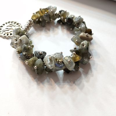 اسواره من حجر عقيق زيتي اللون 