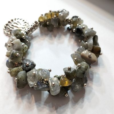 اسواره من حجر عقيق زيتي اللون 