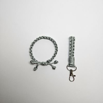 مجموعة اسورة وسلسلة مفاتيح بعقدة مربعة لون لبني