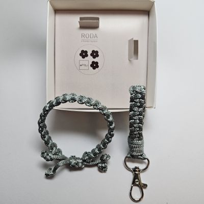 مجموعة اسورة وسلسلة مفاتيح بعقدة مربعة لون لبني