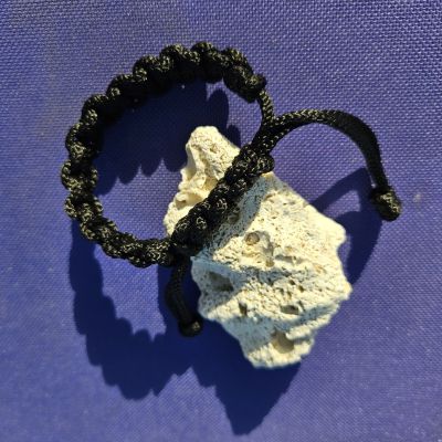 اسورة بعقدة مربعة سوداء