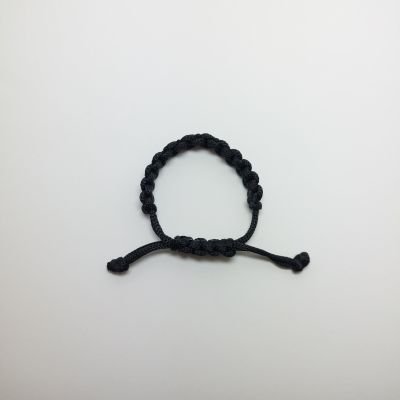 اسورة بعقدة مربعة سوداء