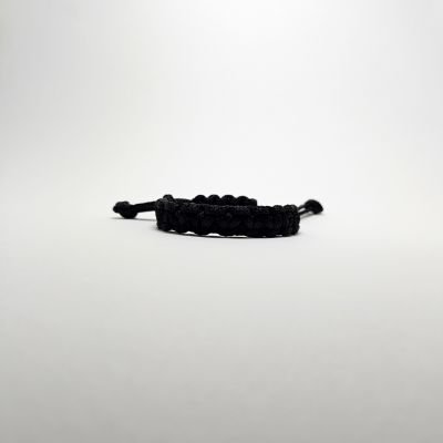 اسورة بعقدة مربعة سوداء