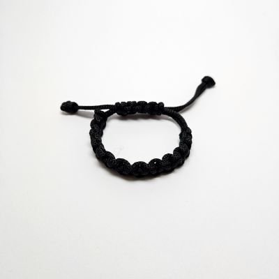 اسورة بعقدة مربعة سوداء