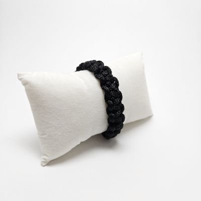 اسورة بعقدة مربعة سوداء