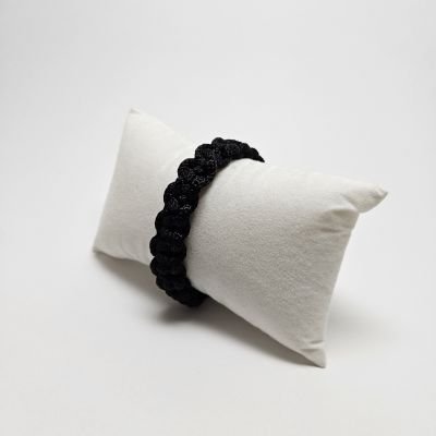 اسورة بعقدة مربعة سوداء