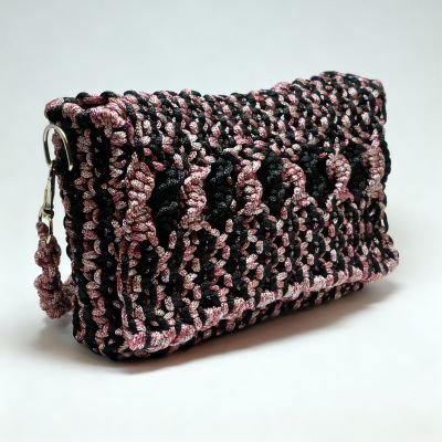 حقيبة كلاتش مكرمية يدوية بلونين وردي وأسود