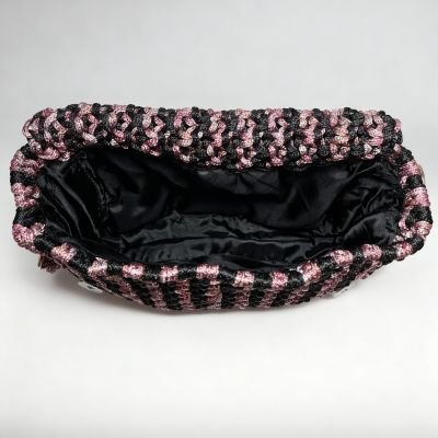 حقيبة كلاتش مكرمية يدوية بلونين وردي وأسود