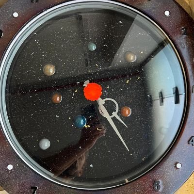 ساعة بشكل الكوكب