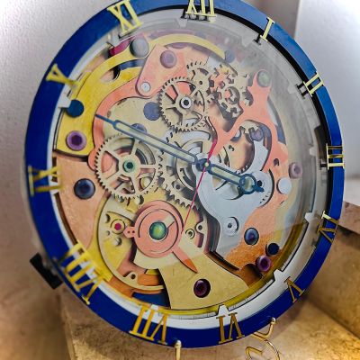 ساعة علي شكل تروس