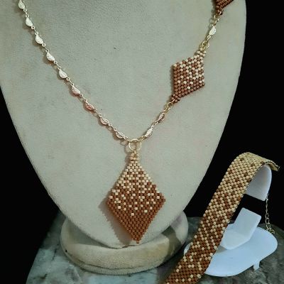 طقم رقيق يمثل تداخل الكافيه والكراميل من خرز الميوكى