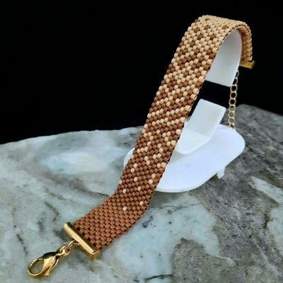 طقم رقيق يمثل تداخل الكافيه والكراميل من خرز الميوكى