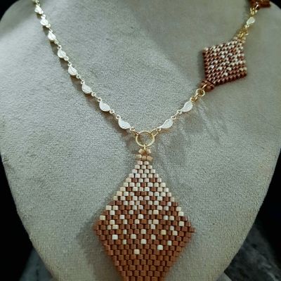 طقم رقيق يمثل تداخل الكافيه والكراميل من خرز الميوكى