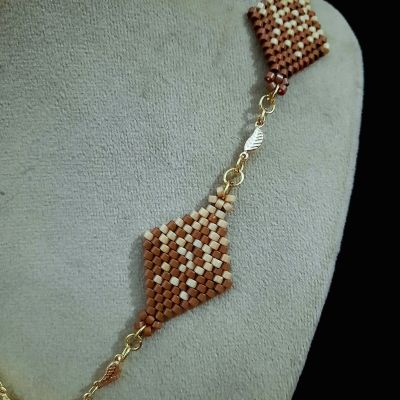 طقم رقيق يمثل تداخل الكافيه والكراميل من خرز الميوكى