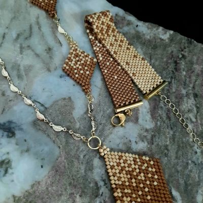 طقم رقيق يمثل تداخل الكافيه والكراميل من خرز الميوكى