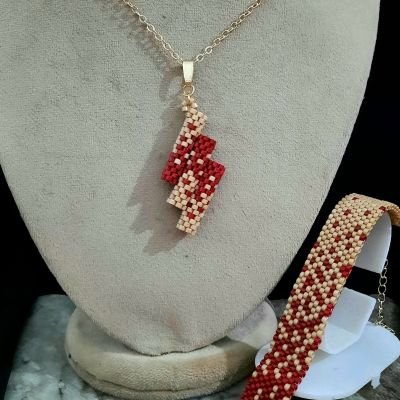 طقم رقيق يمثل تداخل الكافيه والأحمر الداكن من خرز الميوكى