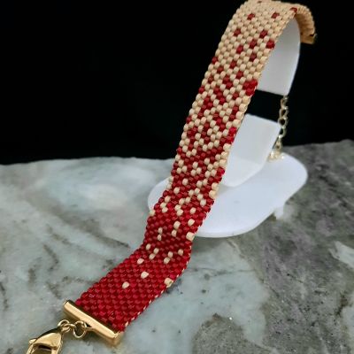 طقم رقيق يمثل تداخل الكافيه والأحمر الداكن من خرز الميوكى