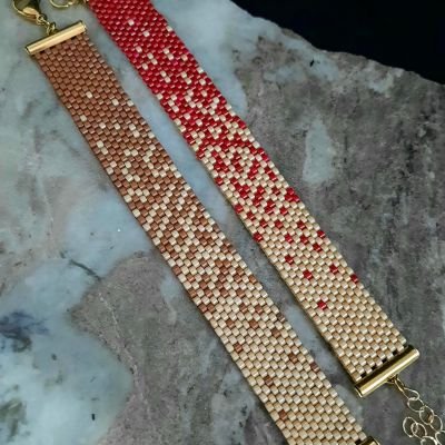 إسورة رقيقة تمثل تداخل الكافيه والكراميل او الأحمر الداكن من خرز الميوكى