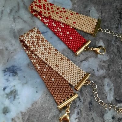 إسورة رقيقة تمثل تداخل الكافيه والكراميل او الأحمر الداكن من خرز الميوكى