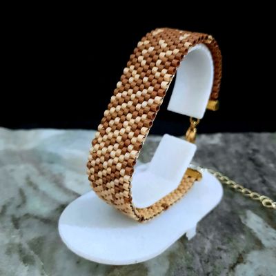 إسورة رقيقة تمثل تداخل الكافيه والكراميل او الأحمر الداكن من خرز الميوكى