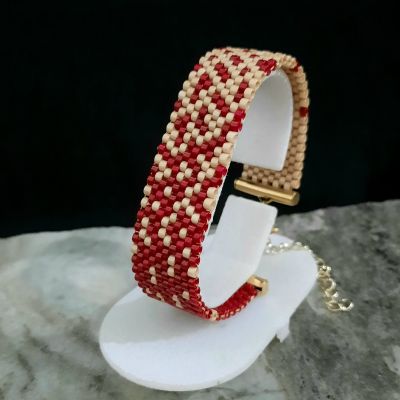 إسورة رقيقة تمثل تداخل الكافيه والكراميل او الأحمر الداكن من خرز الميوكى