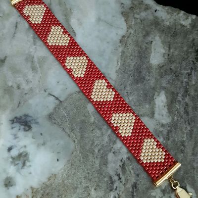 إسورة بنمط قلوب متجاورة من خرز الميوكى