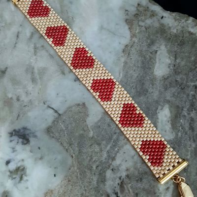 إسورة بنمط قلوب متجاورة من خرز الميوكى