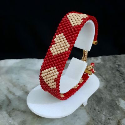 إسورة بنمط قلوب متجاورة من خرز الميوكى