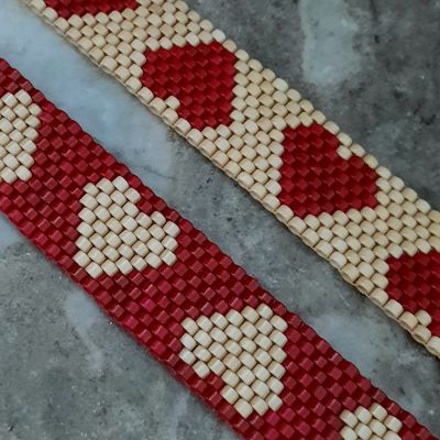 إسورة بنمط قلوب متجاورة من خرز الميوكى