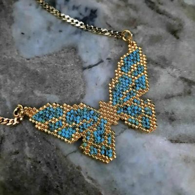 سلسال بتصميم الفراشة باللون الفيروزى من خرز الميوكى