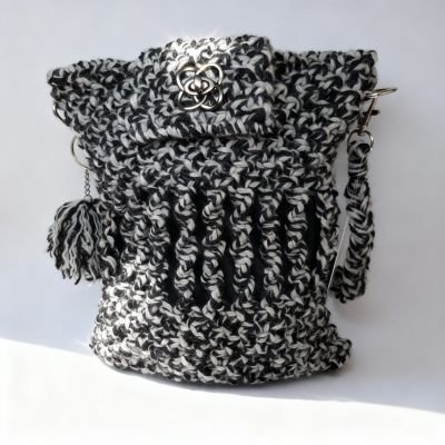 حقيبة مكرمية بتصميم التويد &ndash; صوف أسود وأبيض