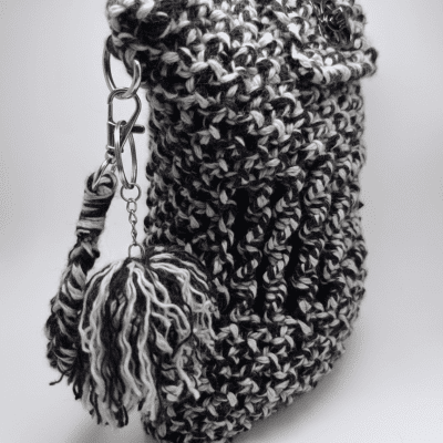 حقيبة مكرمية بتصميم التويد &ndash; صوف أسود وأبيض