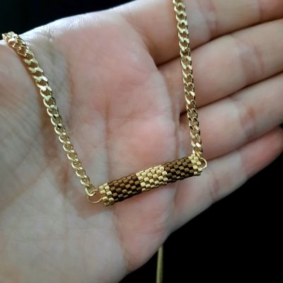 سلسال إسطوانة عسلى وذهبى من خرز الميوكى