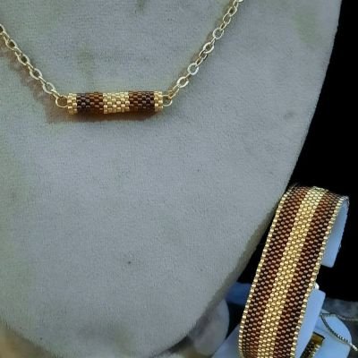 مجموعة بدرجات البنى والعسلى والحواف الذهبية من خرز الميوكى