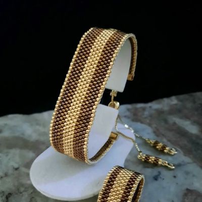 مجموعة بدرجات البنى والعسلى والحواف الذهبية من خرز الميوكى