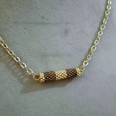 مجموعة بدرجات البنى والعسلى والحواف الذهبية من خرز الميوكى