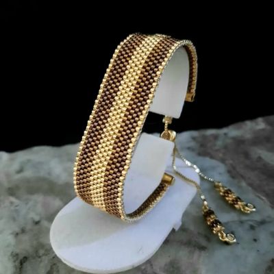 مجموعة بدرجات البنى والعسلى والحواف الذهبية من خرز الميوكى