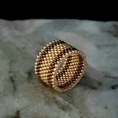 مجموعة بدرجات البنى والعسلى والحواف الذهبية من خرز الميوكى